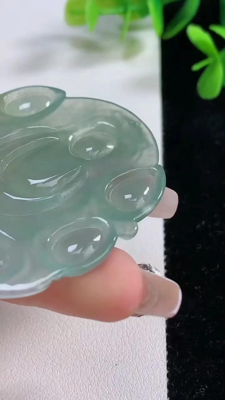 天然A货翡翠大势至菩萨吊坠，尺寸52.7-49.2-6，重:26.29g
12月19日