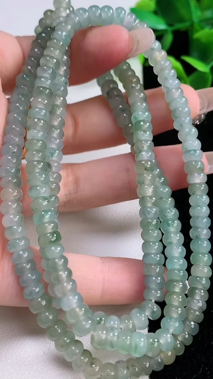 天然A货翡翠种飘花算盘珠项链，尺寸5.4-3.4，重:45.77g12月19日
工厂直销收藏佳品,种好水足，色泽均匀，有种有色，上手高大气！