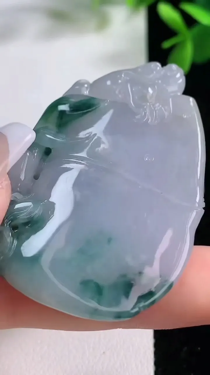 天然A货翡翠紫罗兰飘花节节高升 竹节吊坠，尺寸51.7-36.8-8，重量:30.85g
12月19日