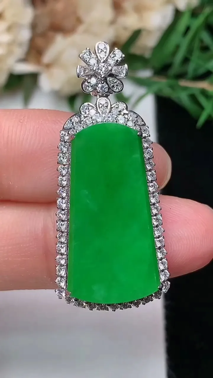 天然A货翡翠无事牌吊坠，尺寸35.7-15.3-8.2裸石23-11.5，重量:6.02g
12月1