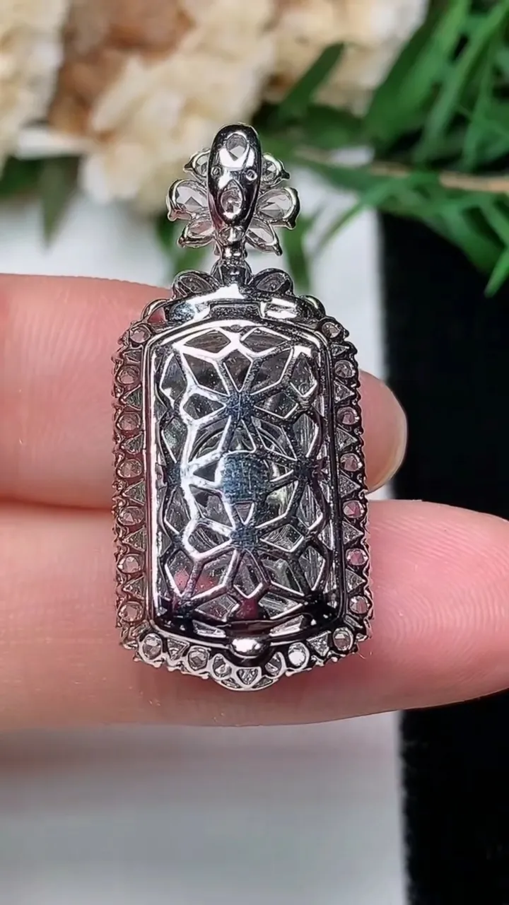 天然A货翡翠无事牌吊坠，尺寸31.2-14.2-9，裸石17.4-9.9，重量:4.03g
12月19日