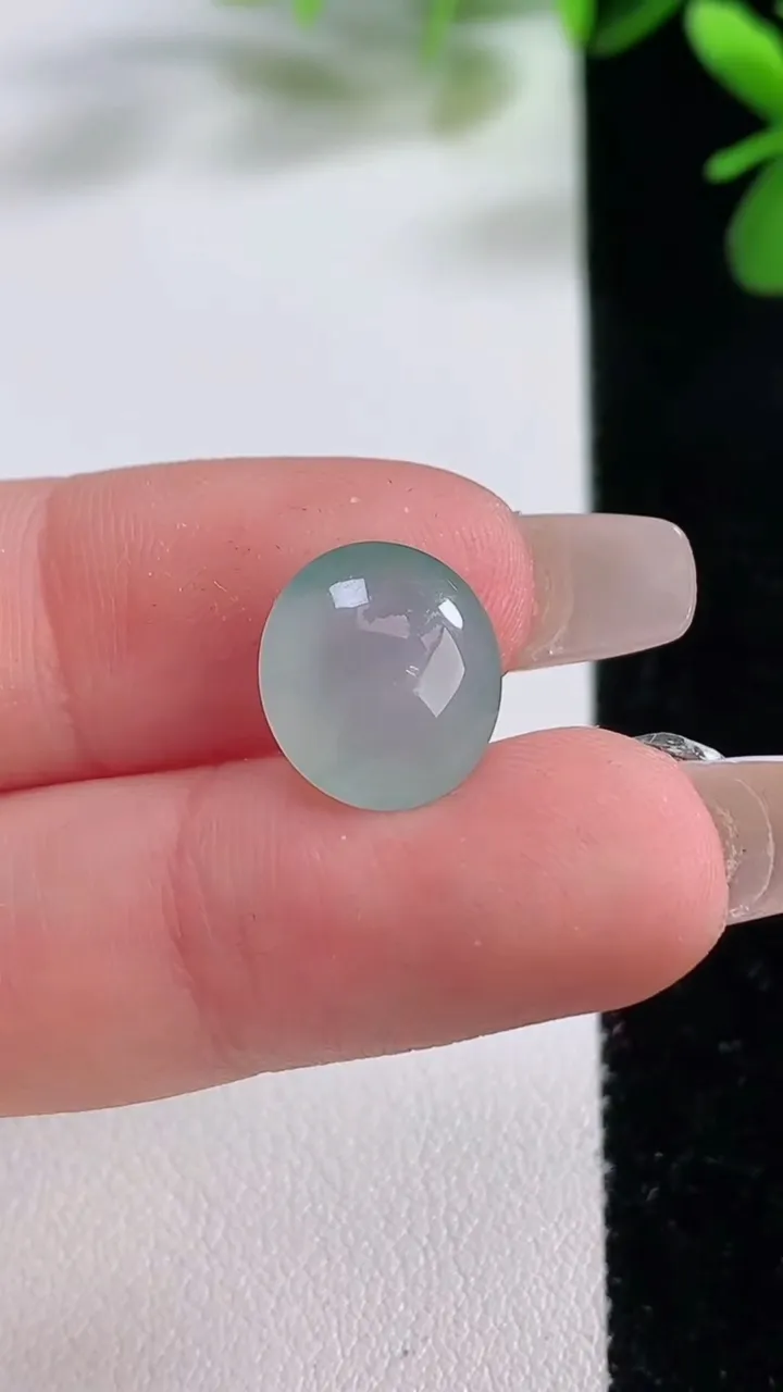 天然A货翡翠冰种飘花蛋面镶嵌件，尺寸12-11-7，重:1.45g
12月19日