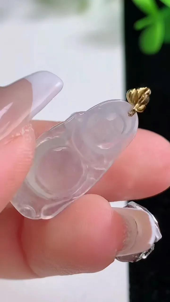 天然A货翡翠种白冰站佛 佛公吊坠，尺寸24.3-13.5-3.9，重量:2.34g
12月19日