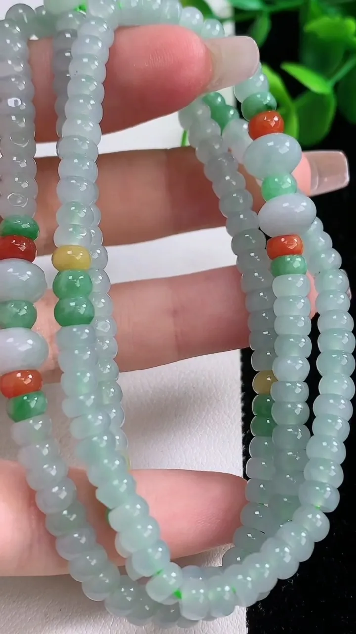 天然A货翡翠三彩算盘珠项链，尺寸5.4-2.8-194颗，重量:41.37g12月19日
工厂直销收藏佳品,种好水足，色泽均匀，有种有色，上手高大气！