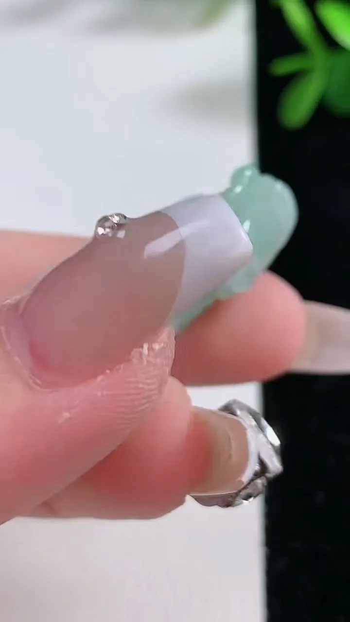 天然A货翡翠生肖蛇吊坠，尺寸30.7-13.4-12，重:10.71g
12月19日