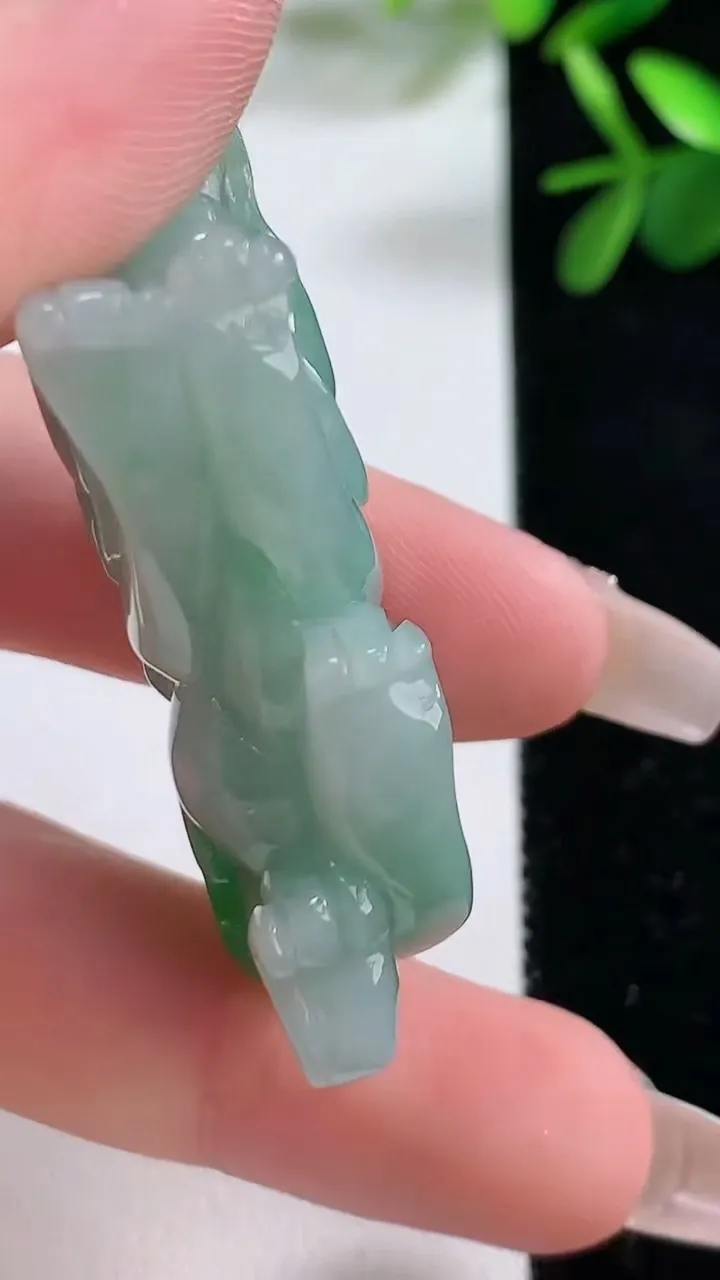 天然A货翡翠貔貅吊坠，尺寸50.2-26.6-14.3，重:32.83g
12月19日