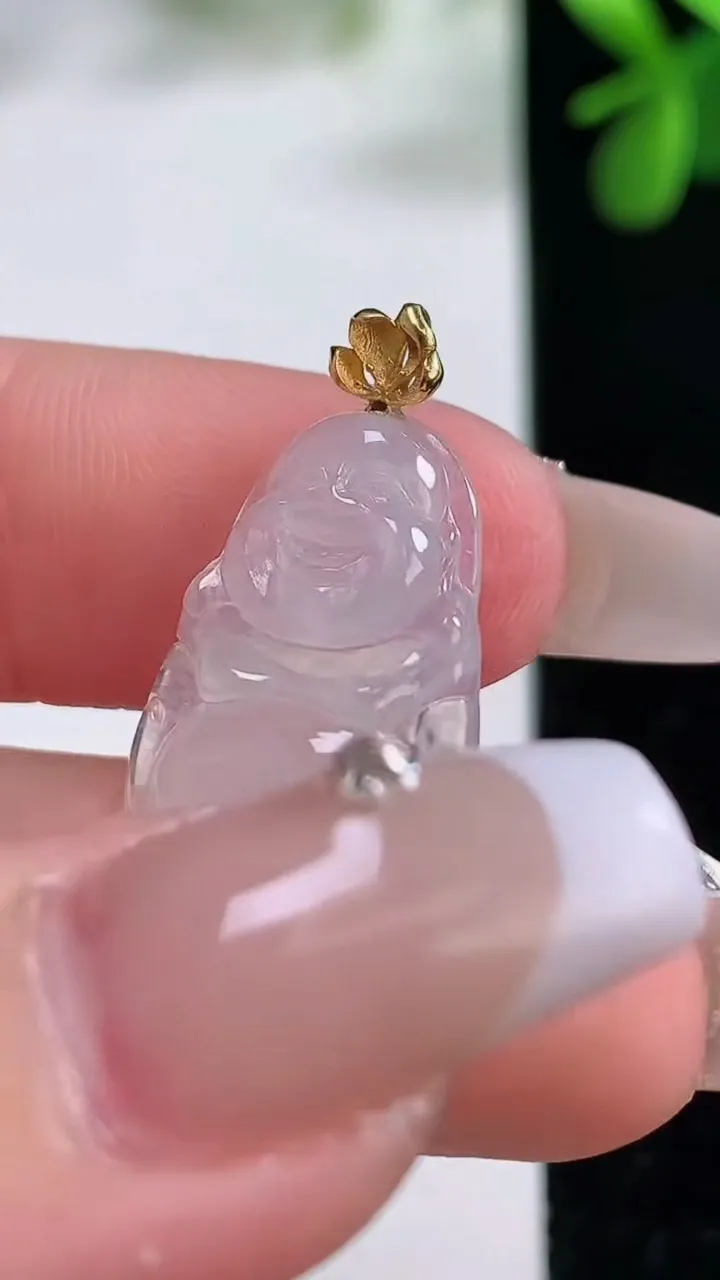 天然A货翡翠种白冰站佛 佛公吊坠，尺寸24.3-13.5-3.9，重量:2.34g
12月19日