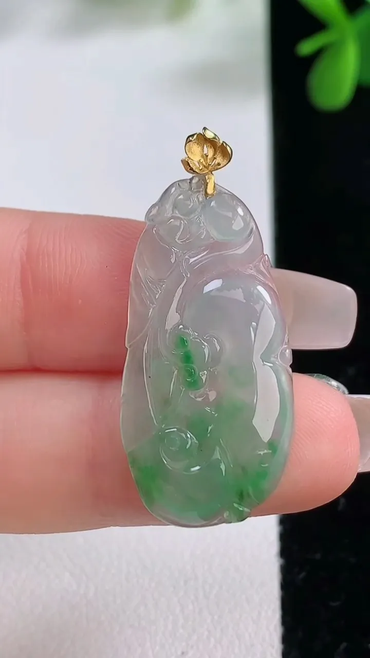 天然A货翡翠如意吊坠，尺寸30.2-15.7-3，重量:2.65g
12月19日