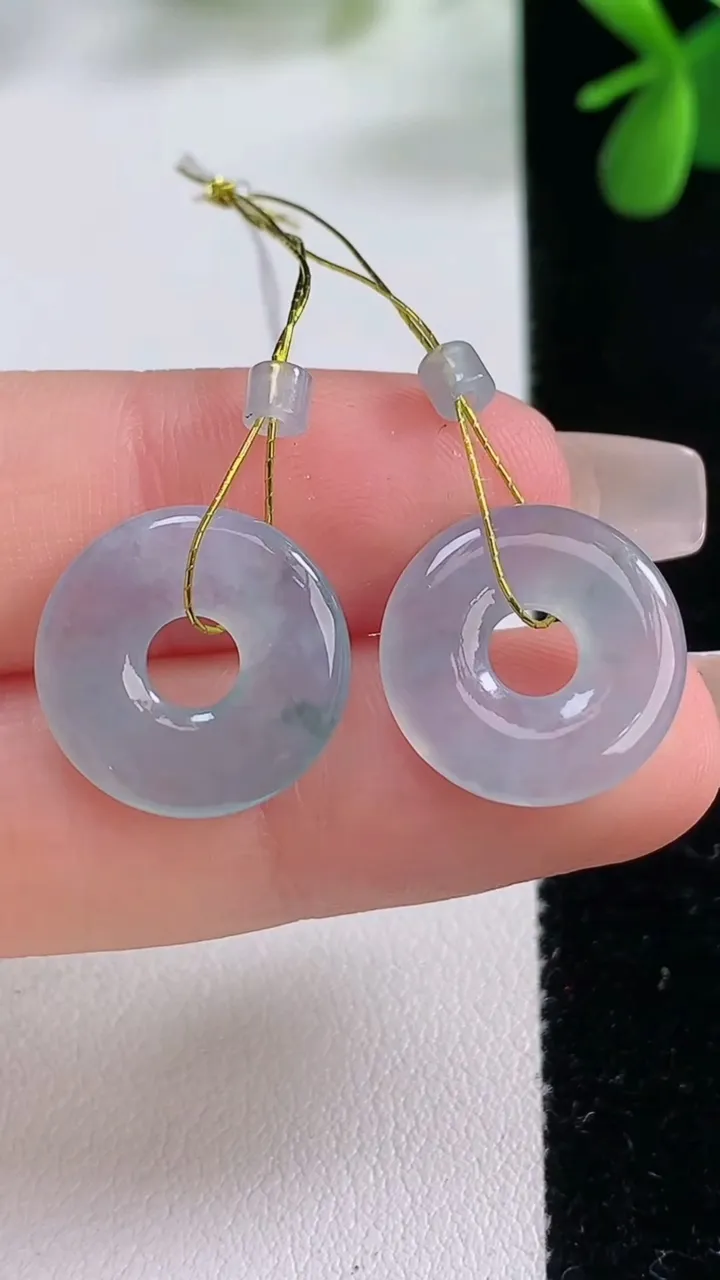 天然A货翡翠冰种飘花平安环吊坠一对，尺寸15.5-2.5，重量:3.04g
12月19日