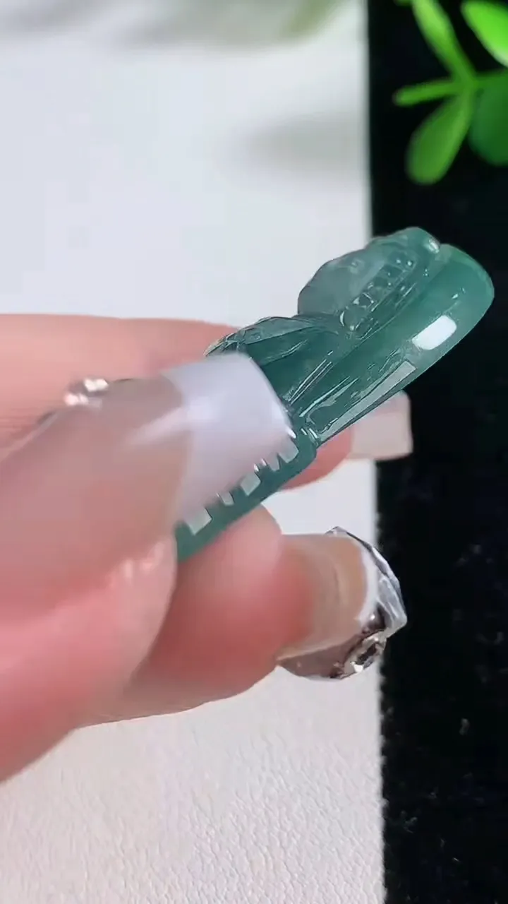 天然A货翡翠蓝水观音菩萨吊坠，尺寸53.9-28.7-7.8，重:21.42g
12月19日