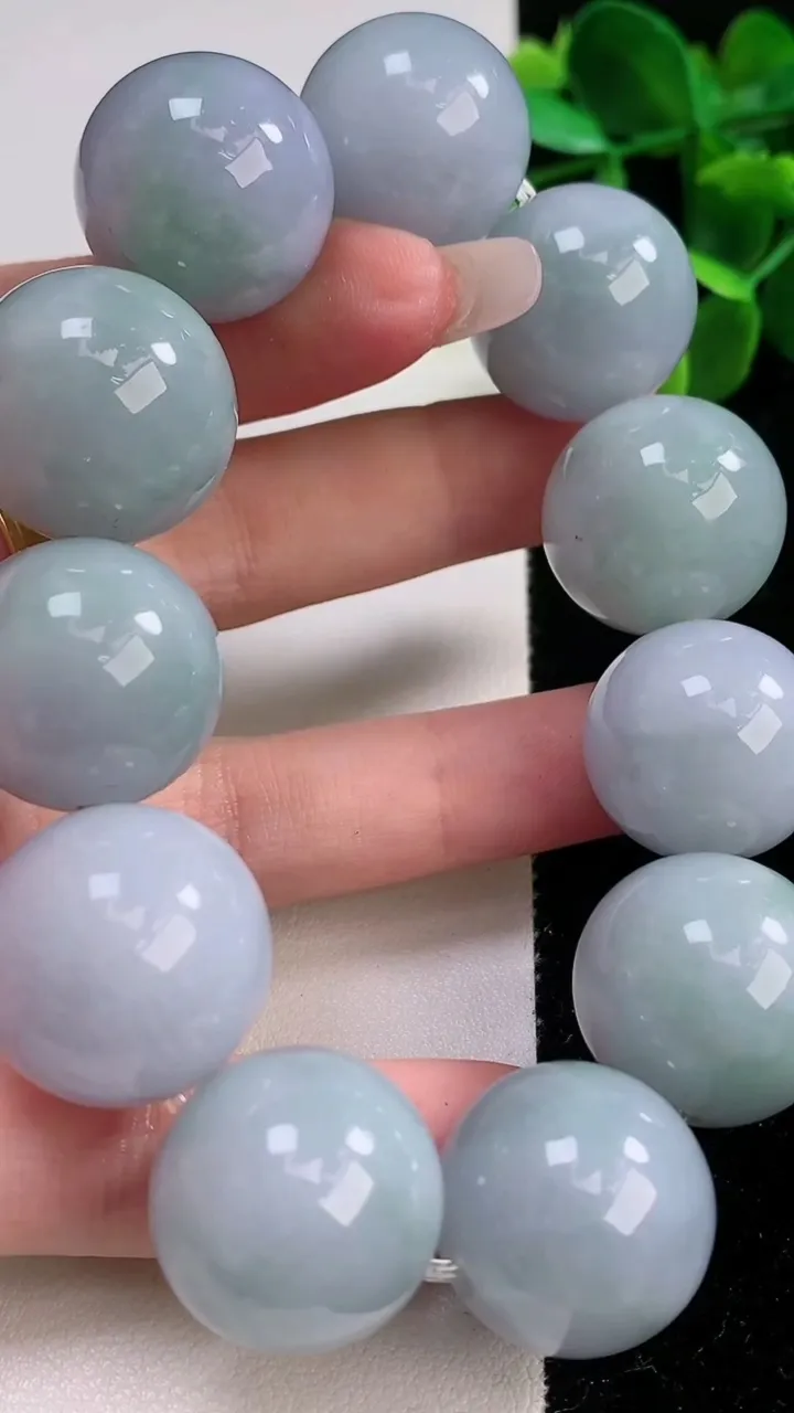 天然A货翡翠紫罗兰圆珠手串，尺寸19-20，重:147.77g12月19日
工厂直销收藏佳品,种好水足，色泽均匀，有种有色，上手高大气！