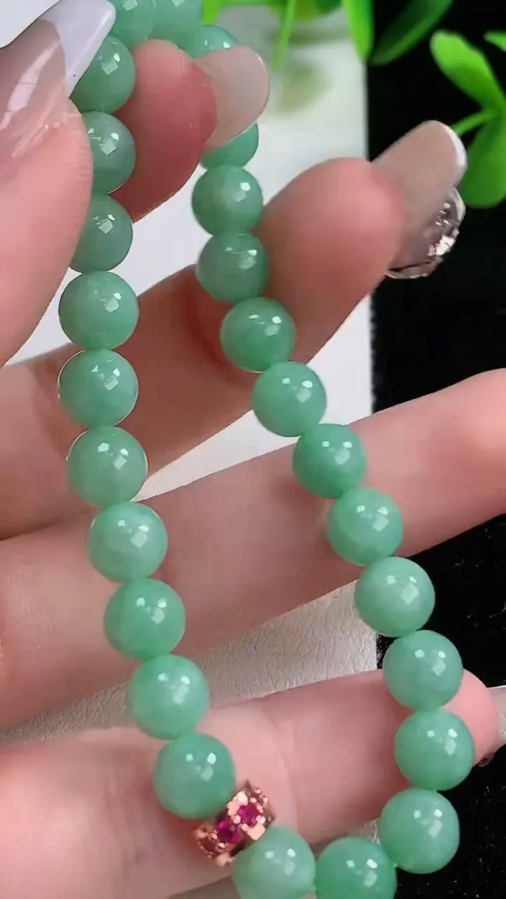 天然A货翡翠圆珠手串，尺寸6.8，重:14.31g12月19日
工厂直销收藏佳品,种好水足，色泽均匀