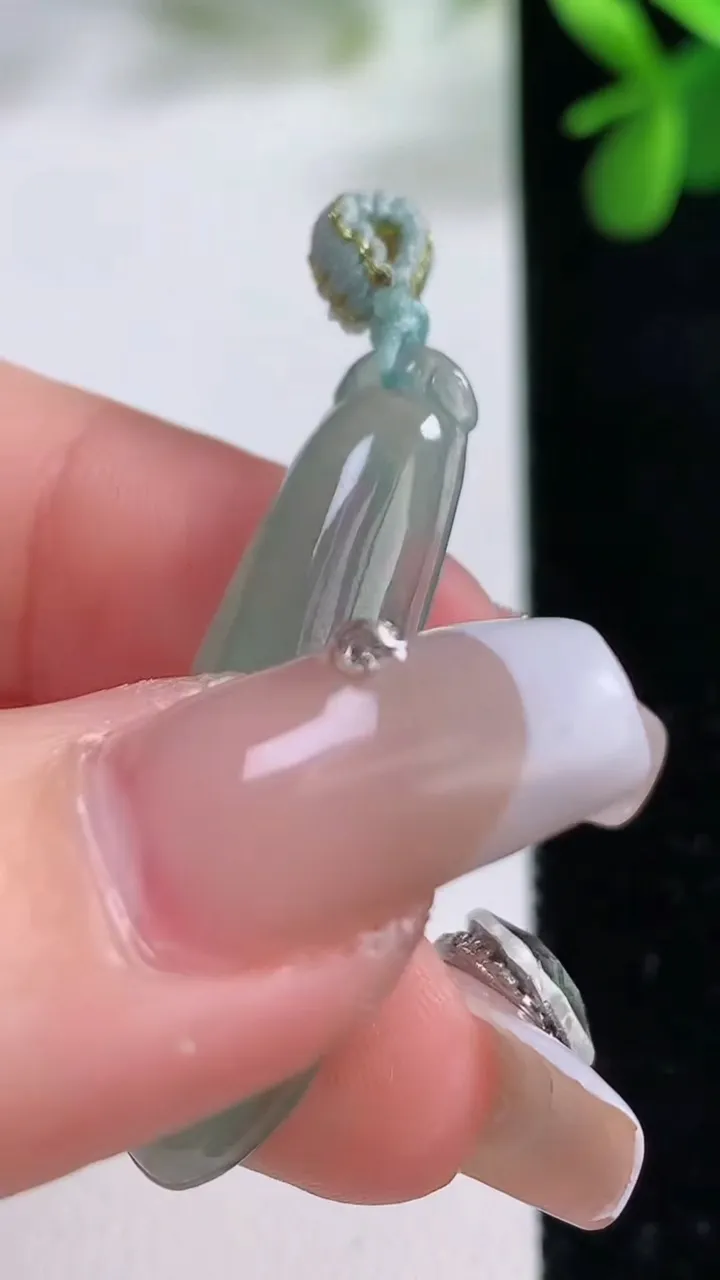 天然A货翡翠福瓜吊坠，尺寸38-12-5.8，重量:4.55g
12月19日