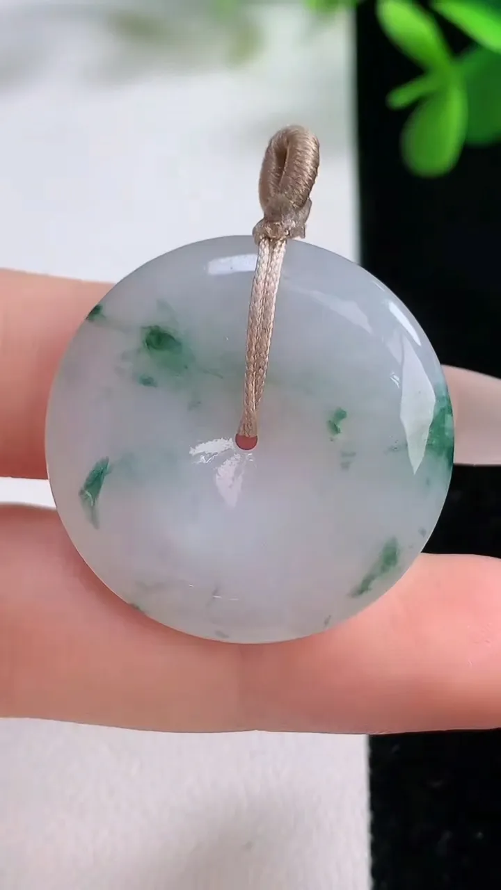 天然A货翡翠冰种飘花平安扣吊坠，尺寸29.8-5.5，重量:10.30g
12月19日