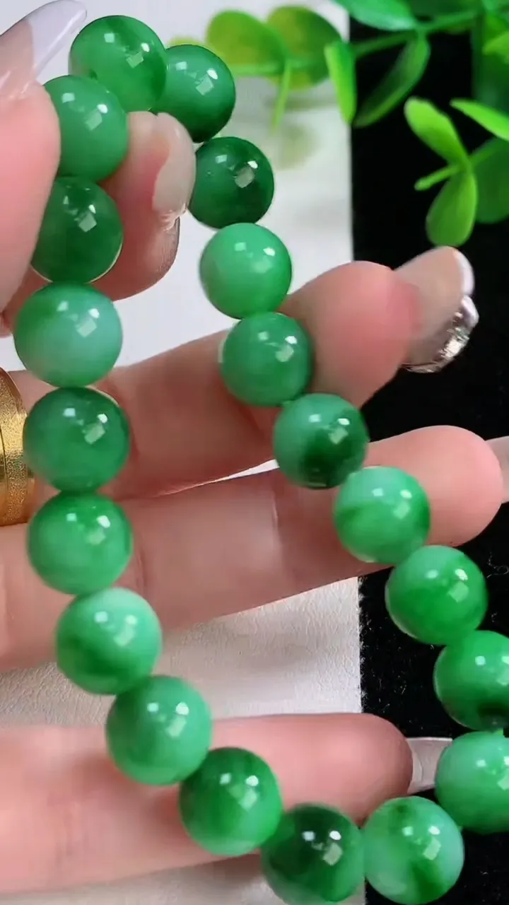天然A货翡翠圆珠手串，尺寸9.5-20颗，重:30.72g12月19日
工厂直销收藏佳品,种好水足，