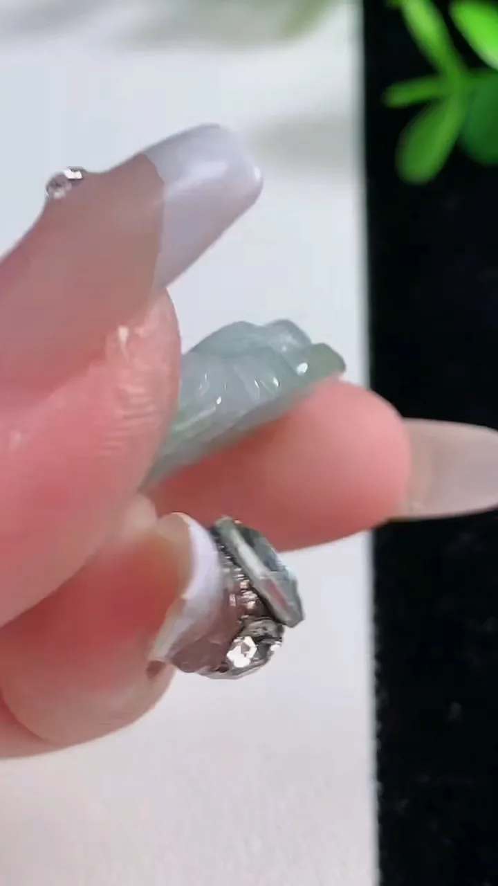 天然A货翡翠佛公吊坠，尺寸30-29-6，重:8.50g
12月19日