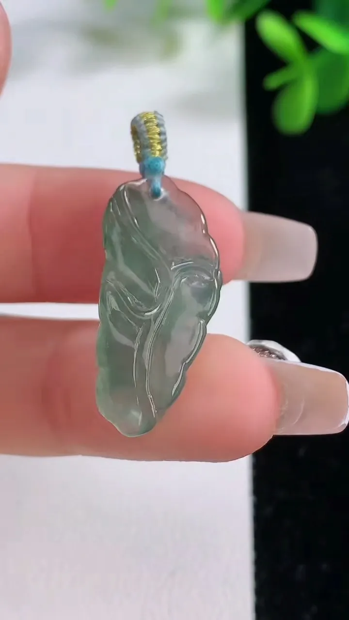 天然A货翡翠金蟾吊坠，尺寸26-11.3-6.8，重量:2.83g
12月19日