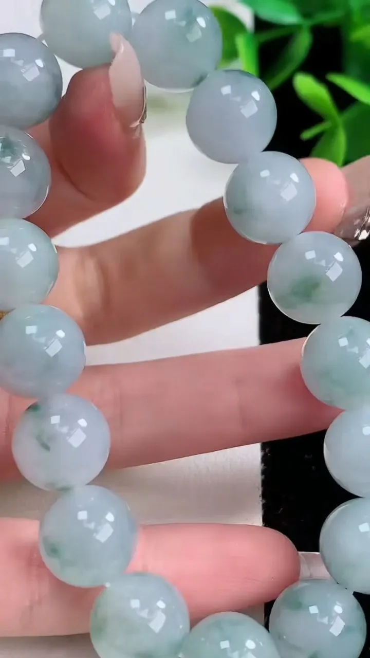 天然A货翡翠种飘花圆珠手串，尺寸12.3，重:54.67g12月19日
工厂直销收藏佳品,种好水足，色泽均匀，有种有色，上手高大气！