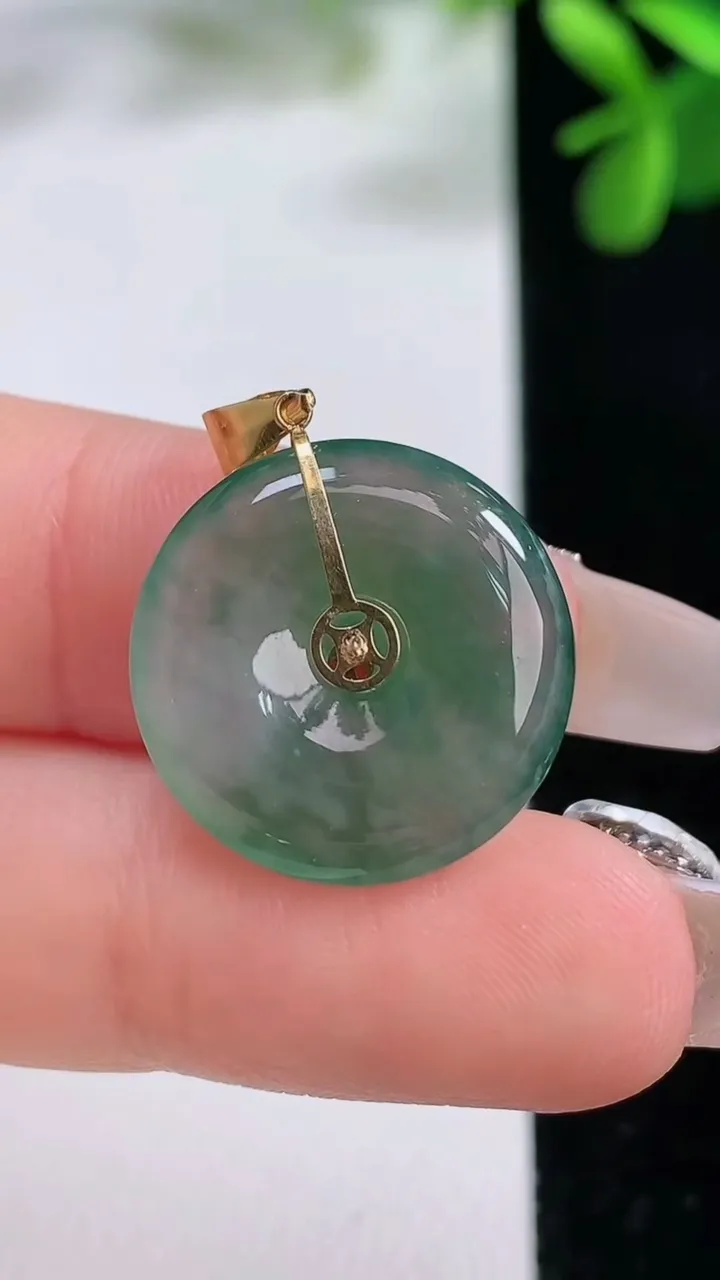 天然A货翡翠种飘花平安扣吊坠，尺寸18.6-3.7，重量:2.75g
12月19日