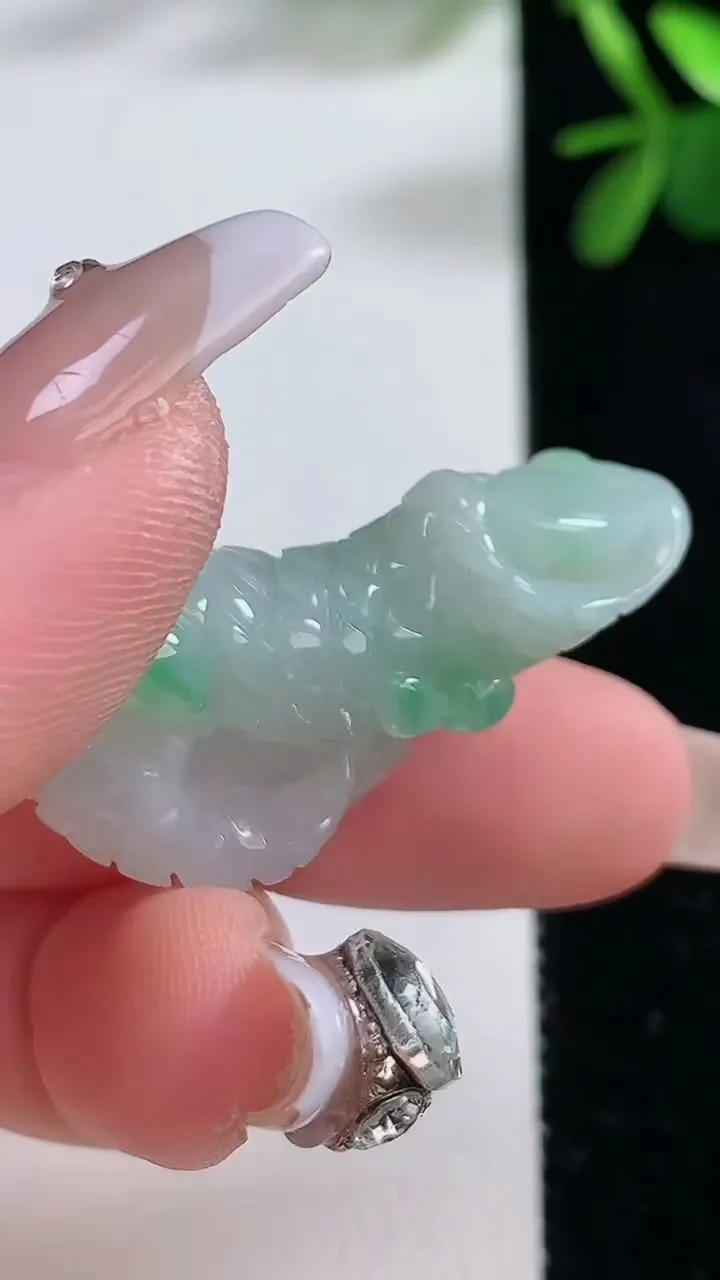 天然A货翡翠生肖蛇吊坠，尺寸30.7-13.4-12，重:10.71g
12月19日