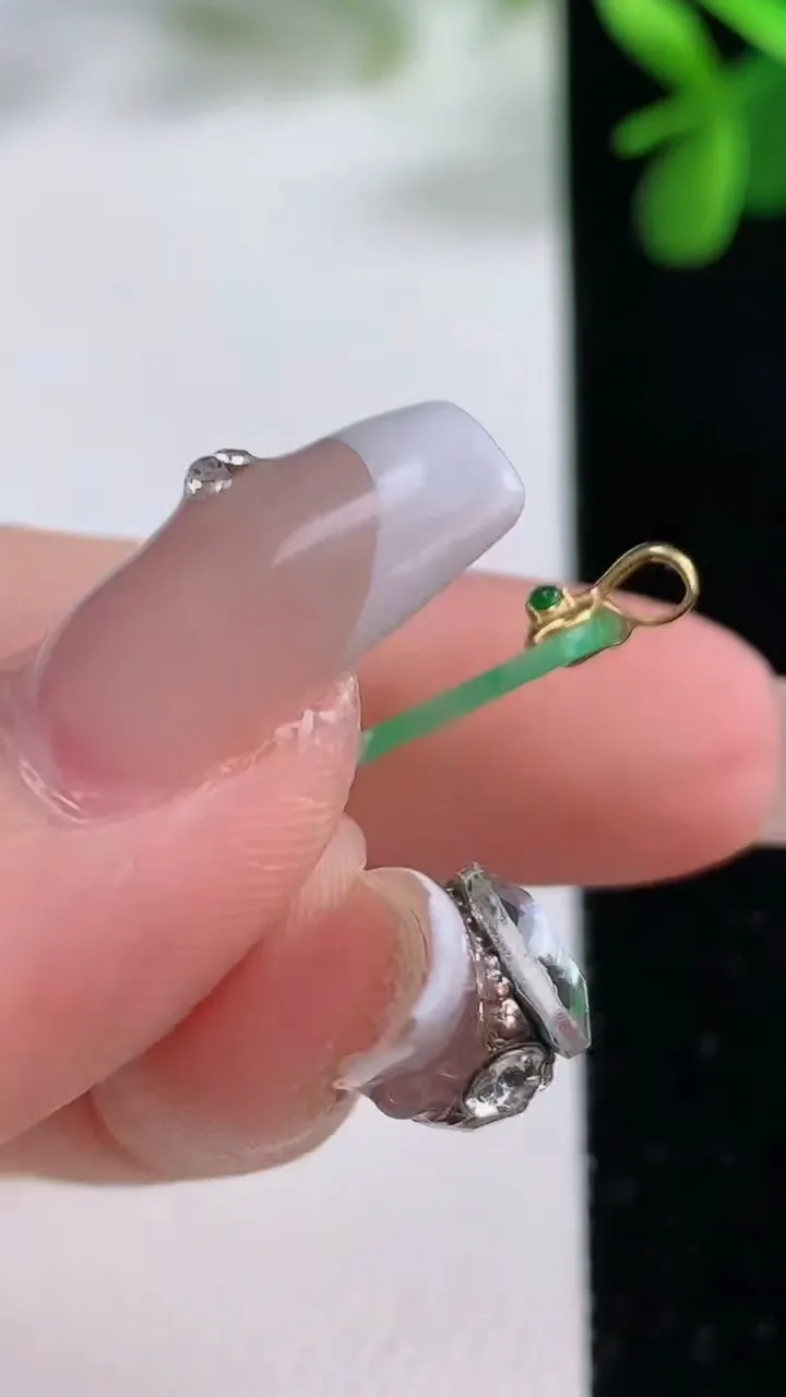 天然A货翡翠无事牌吊坠，尺寸20.5-12.5-11，重量:0.90g
12月19日