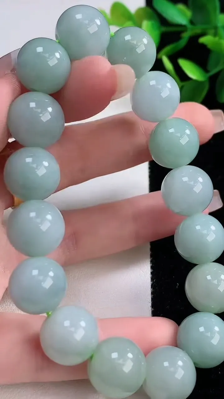 天然A货翡翠圆珠手串，尺寸13，重:63.37g12月19日
工厂直销收藏佳品,种好水足，色泽均匀，