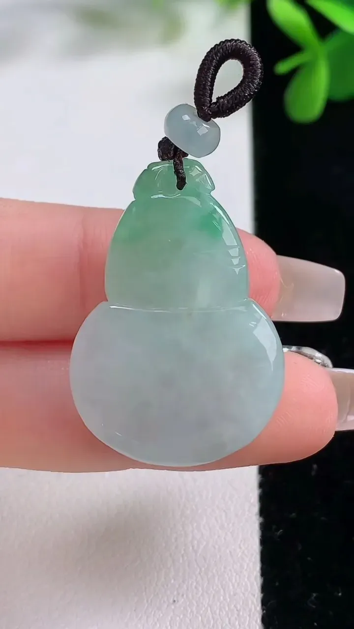 天然A货翡翠葫芦吊坠，尺寸30-22-9，重量:11.36g
12月19日