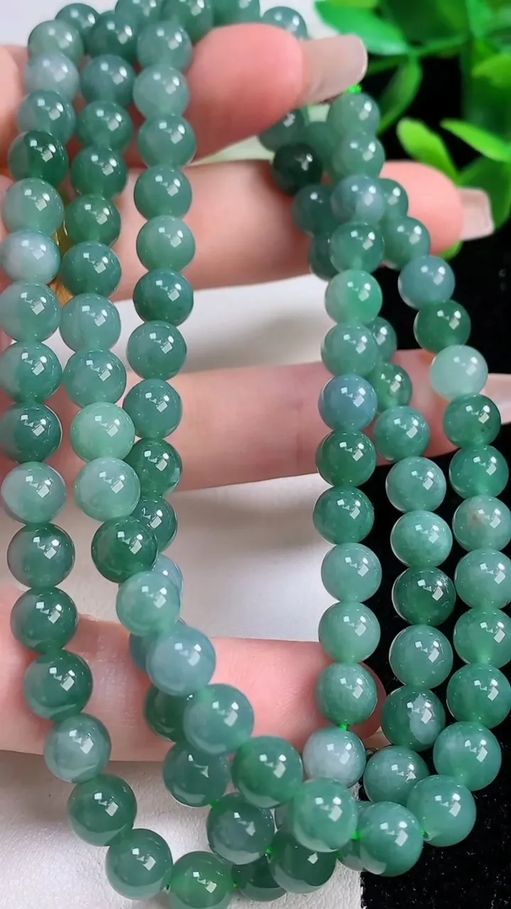 天然A货翡翠圆珠项链，尺寸6.6-108颗，重:57.49g
12月19日