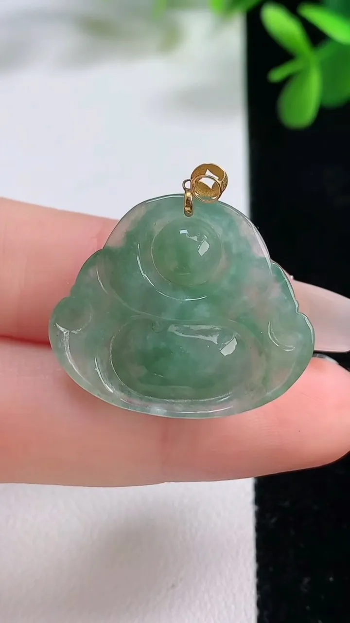 天然A货翡翠佛公吊坠，尺寸23.6-27.2-6，重量:5.58g
12月19日