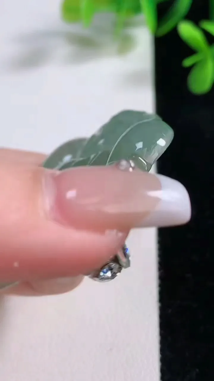 天然A货翡翠大势至菩萨吊坠，尺寸52.7-49.2-6，重:26.29g
12月19日