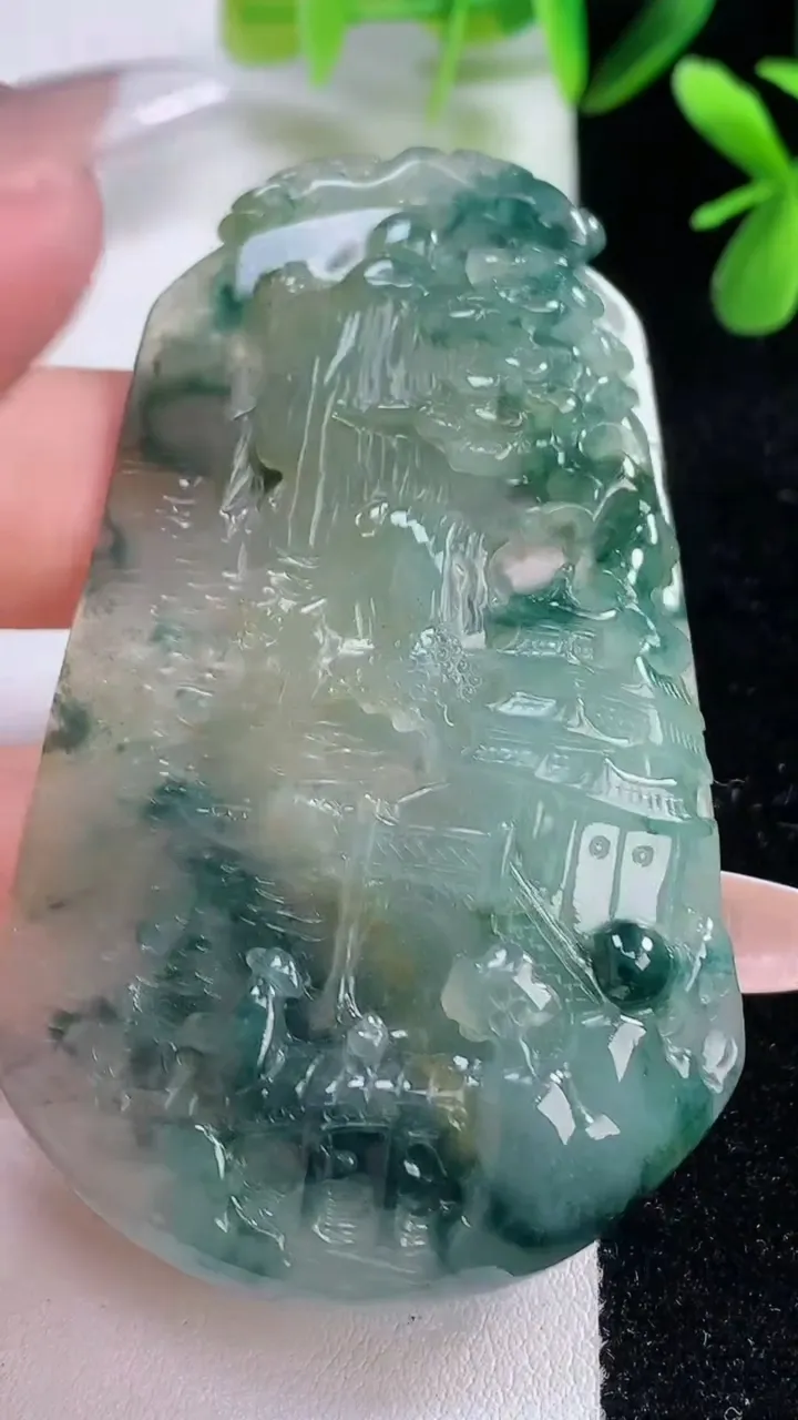 天然A货翡翠牌吊坠，尺寸70-43-10，重:44.79g
12月19日