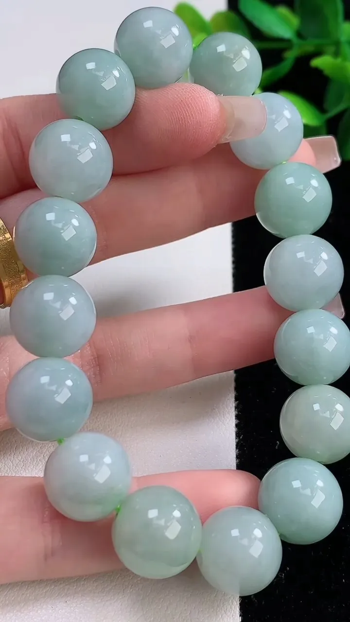 天然A货翡翠圆珠手串，尺寸13，重:63.37g12月19日
工厂直销收藏佳品,种好水足，色泽均匀，有种有色，上手高大气！