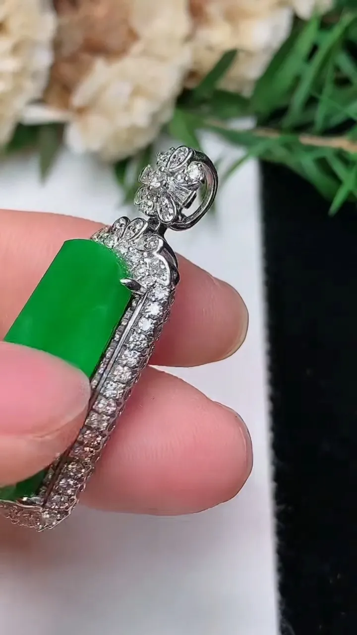 天然A货翡翠无事牌吊坠，尺寸35.7-15.3-8.2裸石23-11.5，重量:6.02g
12月19日