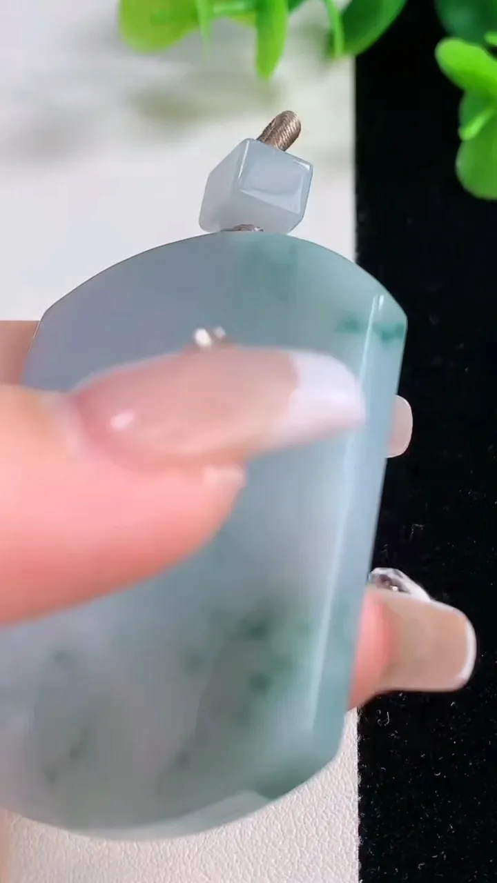 天然A货翡翠飘花无事牌吊坠，尺寸52.5-39.3-5.9，重量:37.28g
12月19日