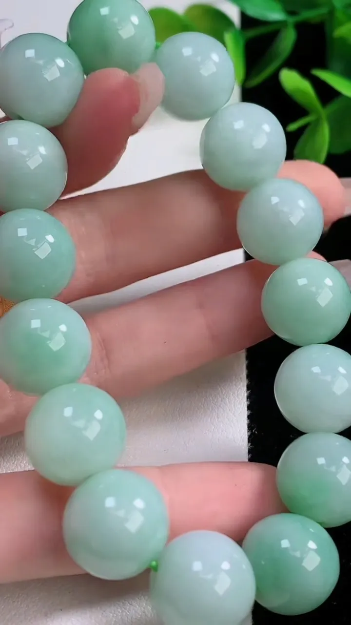 天然A货翡翠圆珠手串，尺寸13.8-15颗，重:67.26g12月19日
工厂直销收藏佳品,种好水足，色泽均匀，有种有色，上手高大气！
