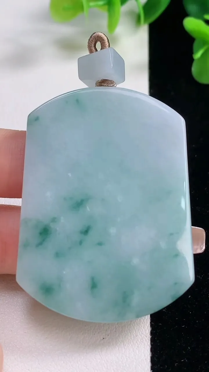 天然A货翡翠飘花无事牌吊坠，尺寸52.5-39.3-5.9，重量:37.28g
12月19日