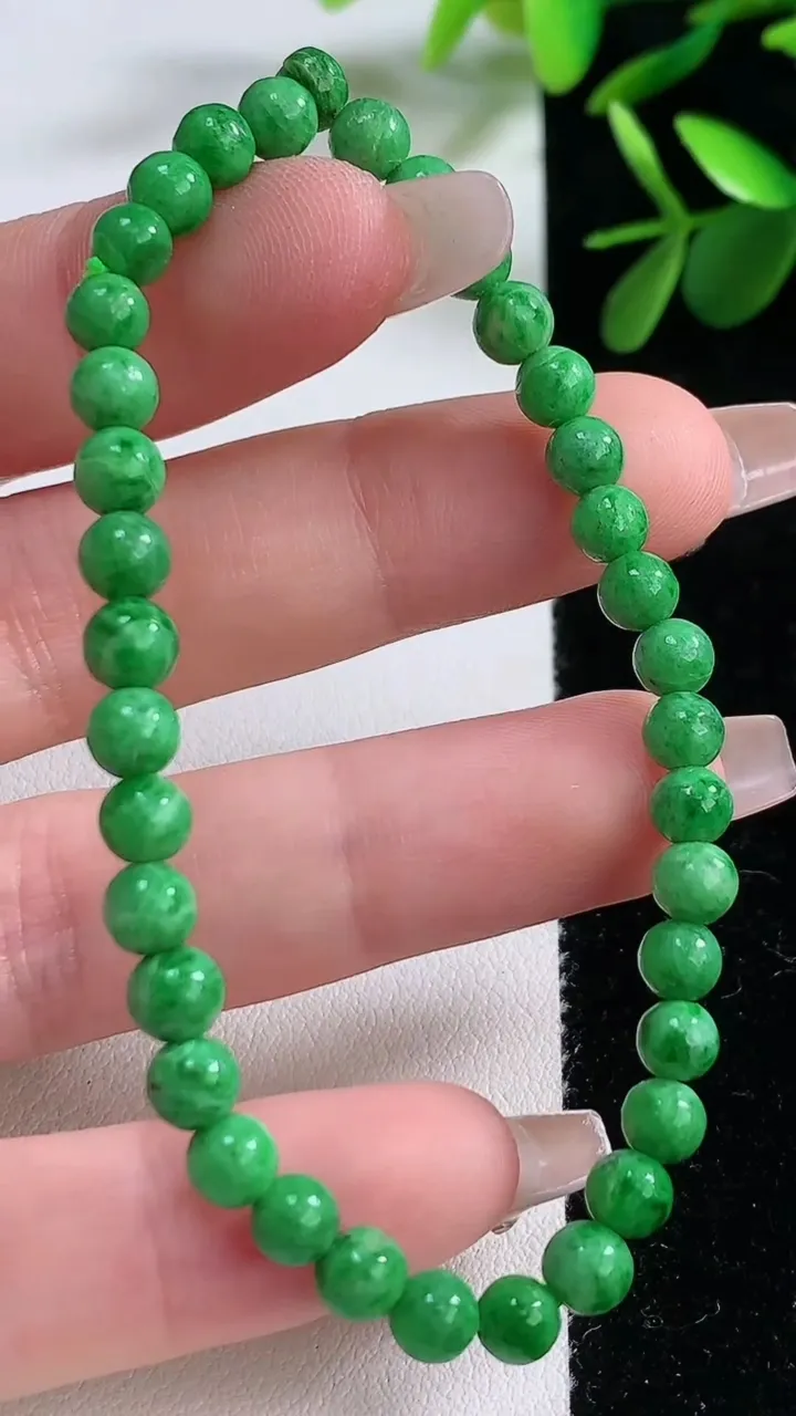天然A货翡翠圆珠手串，尺寸5.5-34颗，重:7.53g12月19日
工厂直销收藏佳品,种好水足，色泽均匀，有种有色，上手高大气！