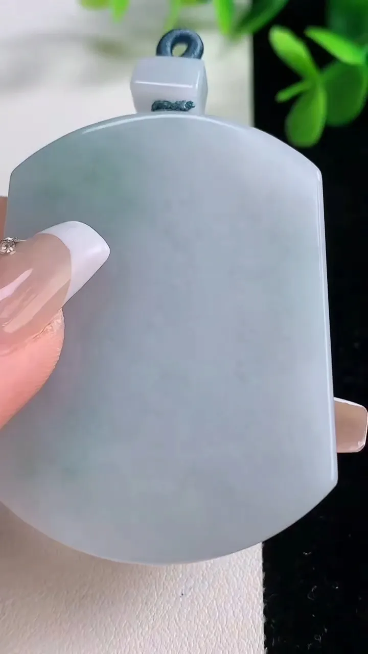 天然A货翡翠飘花无事牌吊坠，尺寸53.7-41.2-55，重量:37.15g
12月19日