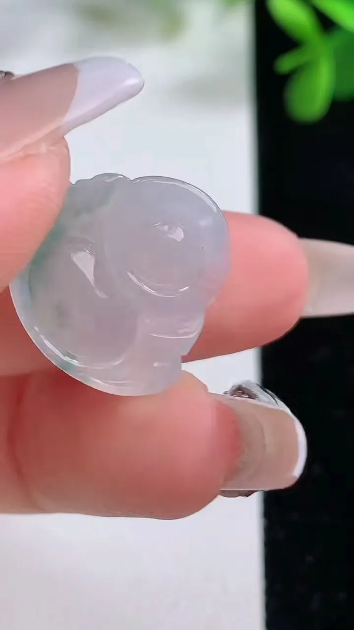 天然A货翡翠冰种飘花佛公吊坠，尺寸18.5-20-5.8，重量:3.04g
12月19日