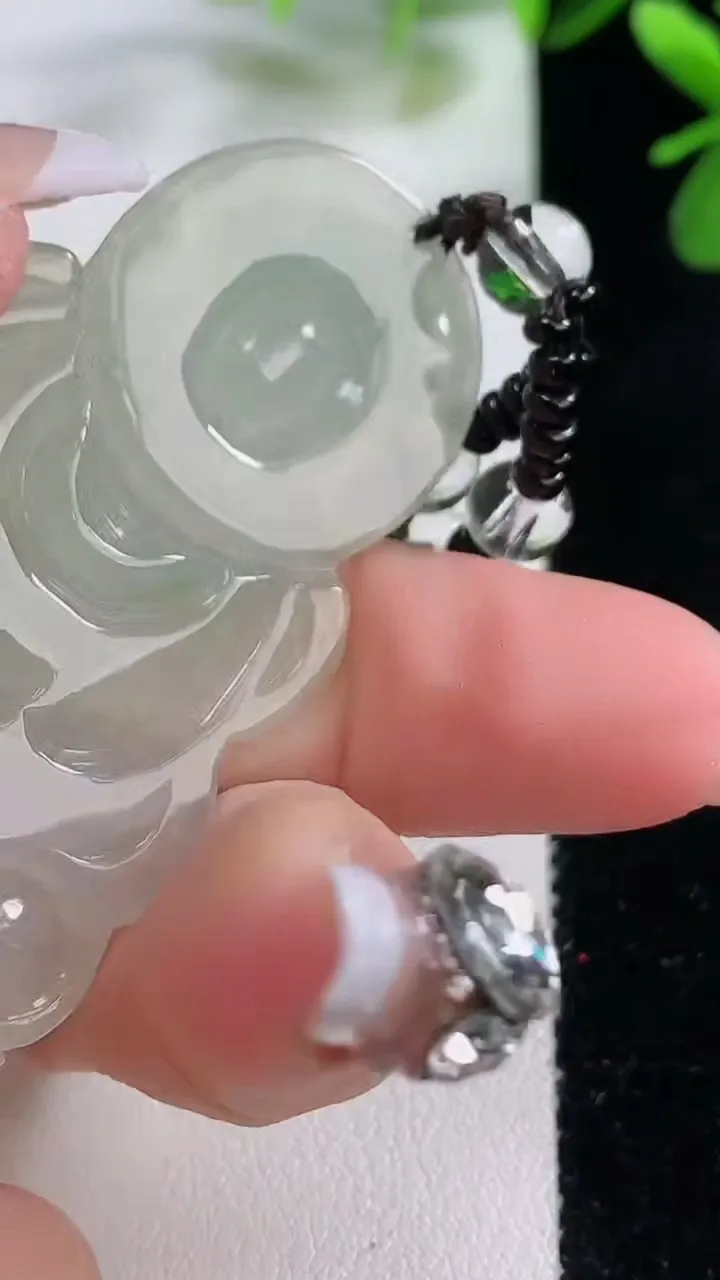 天然A货翡翠度母观音吊坠，尺寸56.1-33-5.2，重:15.69g
12月19日