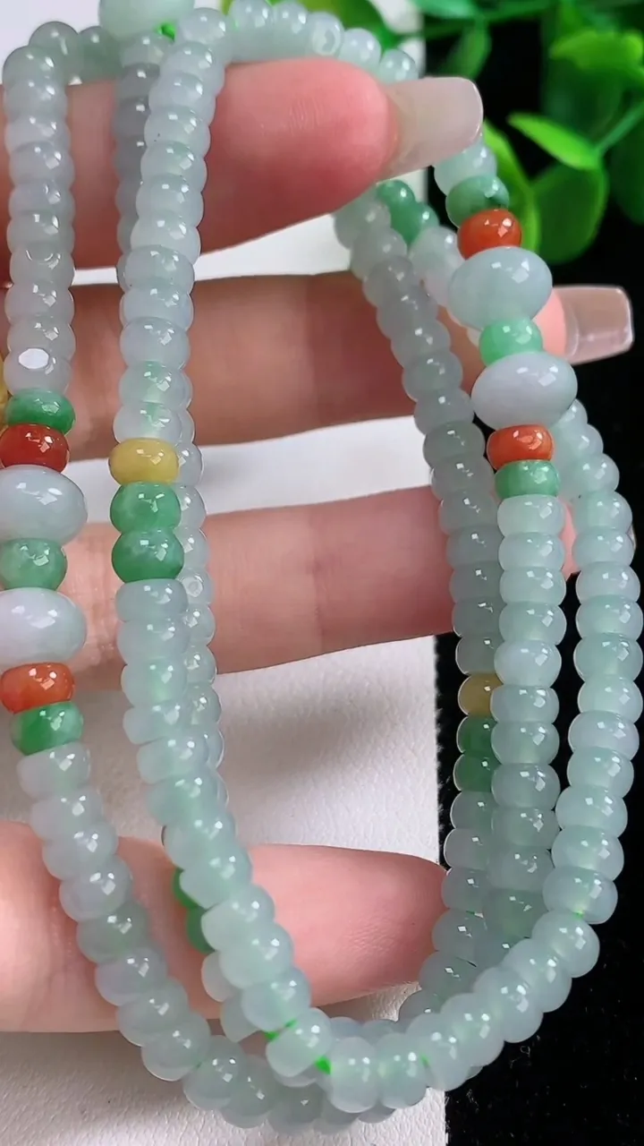 天然A货翡翠三彩算盘珠项链，尺寸5.4-2.8-194颗，重量:41.37g12月19日
工厂直销收藏佳品,种好水足，色泽均匀，有种有色，上手高大气！