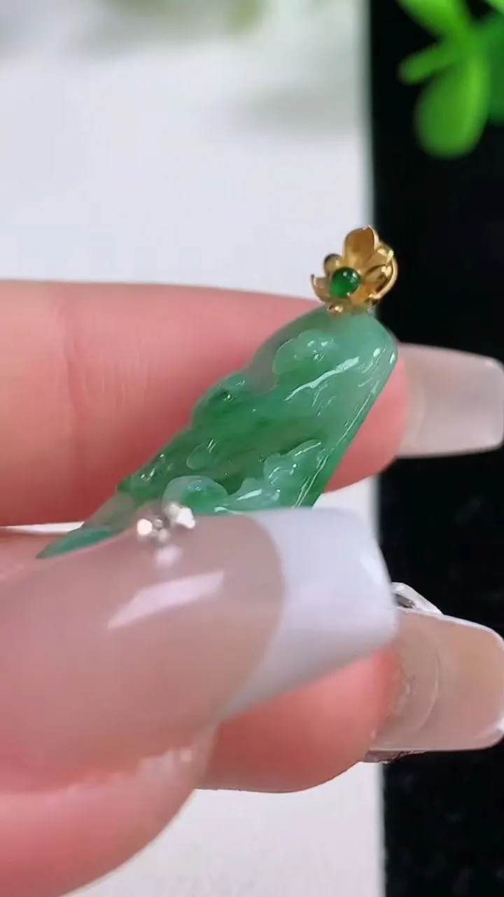 天然A货翡翠梅花鹿吊坠，尺寸29.8-15.8-9.3，重量:3.09g
12月19日