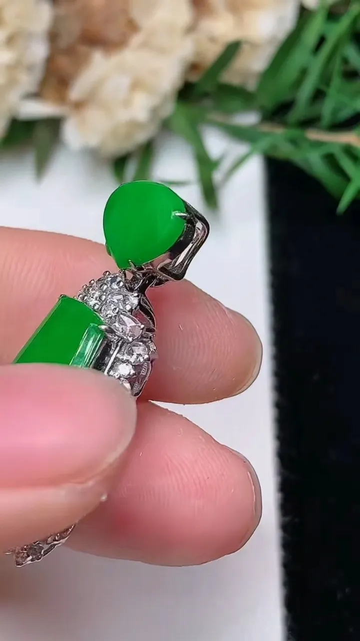 天然A货翡翠无事牌吊坠，尺寸32-14-8.3，裸石17.8-9.9，重量:4.00g
12月19日