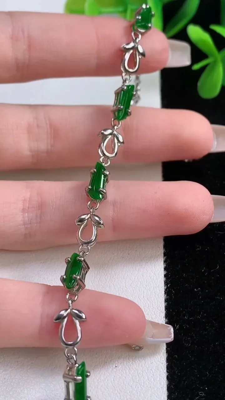 天然A货翡翠随形手链，尺寸10.5-4.5-4.2，重:4.97g
12月19日