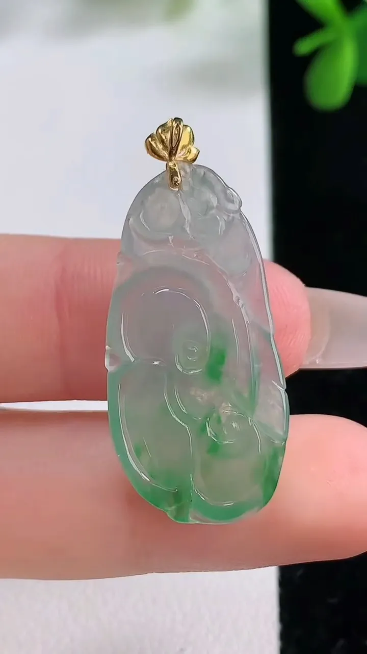 天然A货翡翠如意吊坠，尺寸30.2-15.7-3，重量:2.65g
12月19日