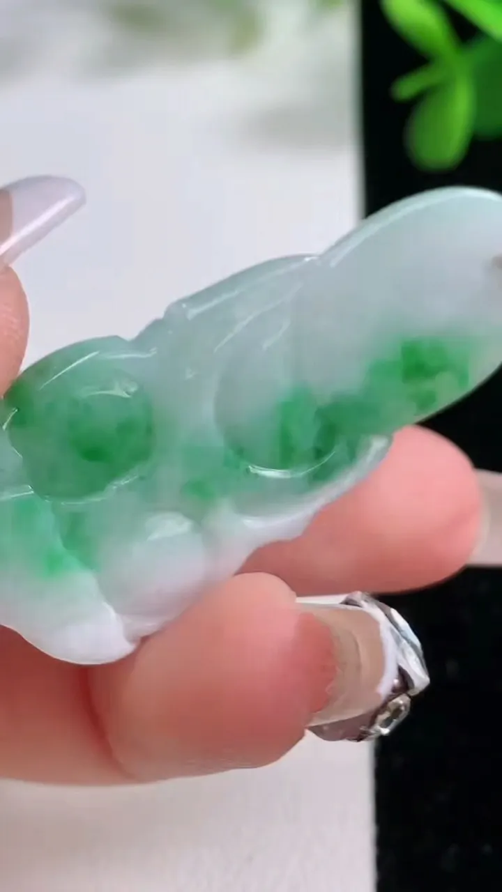 天然A货翡翠观音菩萨吊坠，尺寸46.4-21-6，重量:11.67g
12月19日