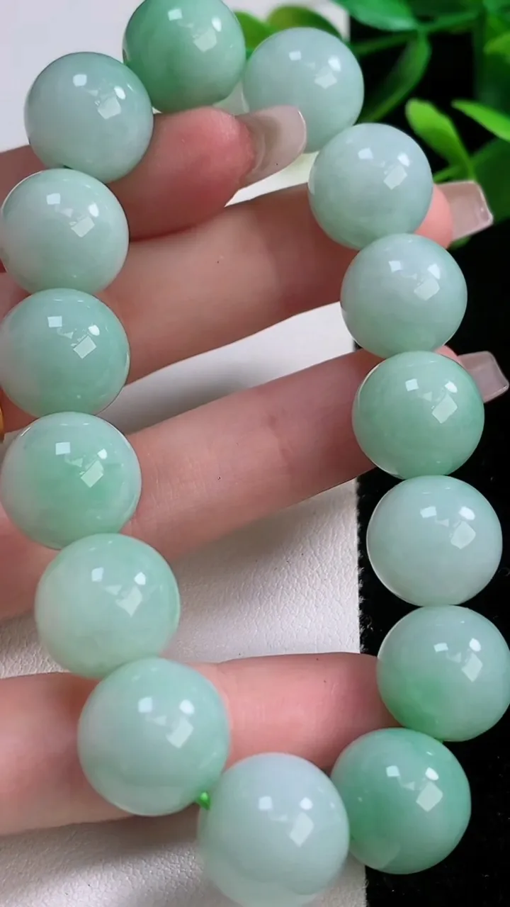 天然A货翡翠圆珠手串，尺寸13.8-15颗，重:67.26g12月19日
工厂直销收藏佳品,种好水足，色泽均匀，有种有色，上手高大气！