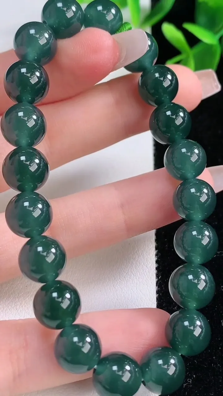 天然A货翡翠圆珠手串，尺寸9.8-20颗，重量:32.25g12月19日
工厂直销收藏佳品,种好水足，色泽均匀，有种有色，上手高大气！