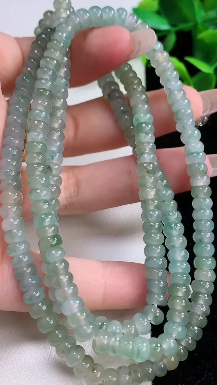 天然A货翡翠种飘花算盘珠项链，尺寸5.4-3.4，重:45.77g12月19日
工厂直销收藏佳品,种好水足，色泽均匀，有种有色，上手高大气！