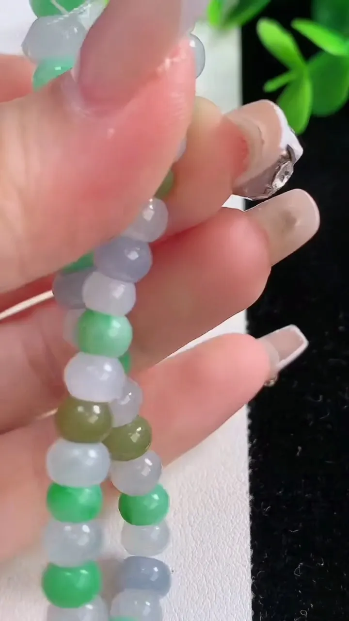 天然A货翡翠三彩算盘珠手串，尺寸7.6-5-39颗，重量:17.78g12月19日
工厂直销收藏佳品,种好水足，色泽均匀，有种有色，上手高大气！